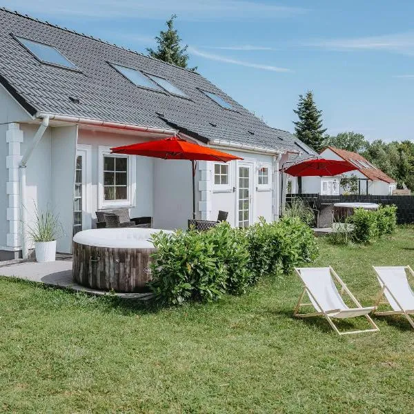 Ferienhäuser Insel Usedom Haus Mila 6 - Blick aufs Achterwasser! Whirlpool und Sauna, hotel in Lütow