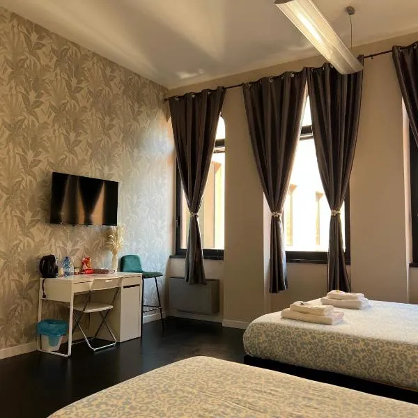 THE ROCK HOUSE camere con bagno privato, hotel v destinaci Piacenza
