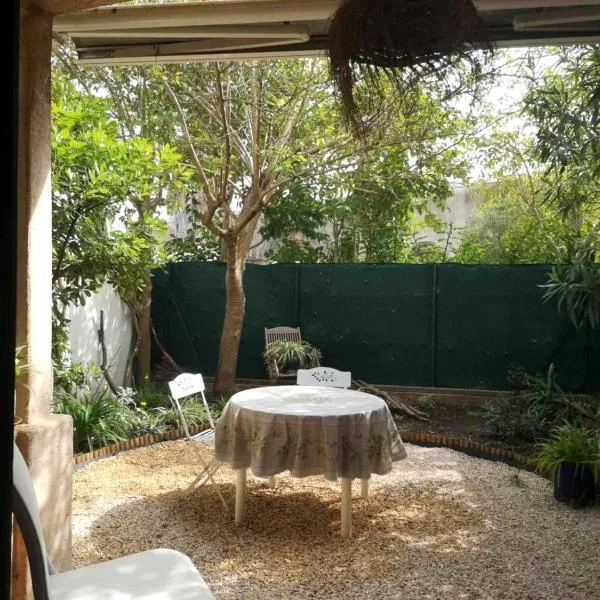 Grand studio avec jardin à Saint-Aygulf, hotel u gradu 'Fréjus'