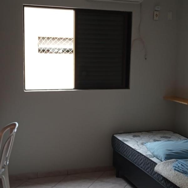 Quarto independente com cama de solteiro em suite