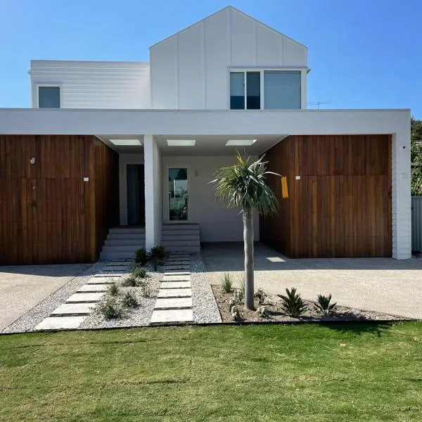 Coastal 3 bedroom duplex Everything at your doorstep, hotel in Towradgi