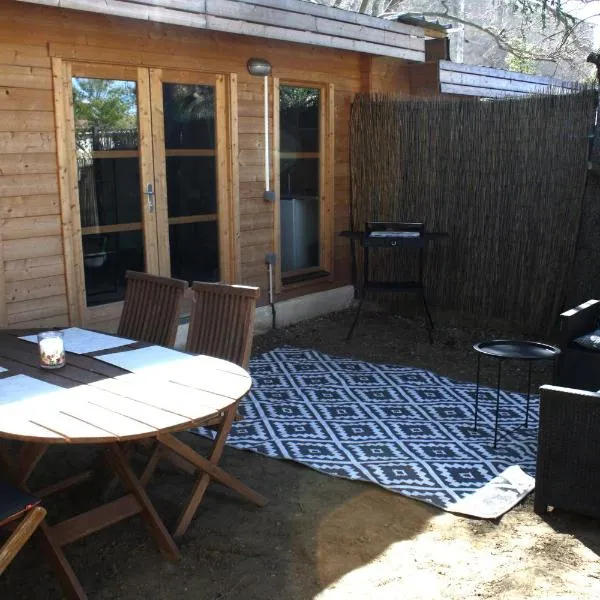 Chalet 2 en bois avec accès piscine, hotell i Nîmes