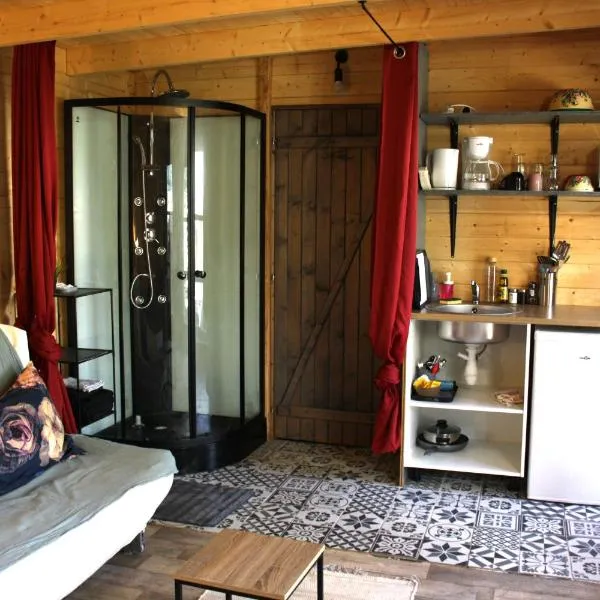 Chalet 3 en bois avec accès piscine, khách sạn ở Nîmes