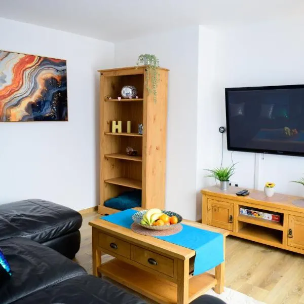 Modern house , Perfect for business trip & Families holiday or working proffesionals-5 min from M1 J25 , 500MB Wi-Fi , Netflix , Fully equiped kitchen , Asda supermarket 5 min walk , Free Secure parking with CCTV ,available monthly deals, hôtel à Nottingham