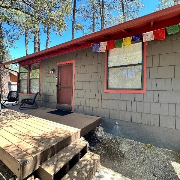 Cozy Pines Cabin in Prescott - 3bd 2ba, khách sạn ở Prescott