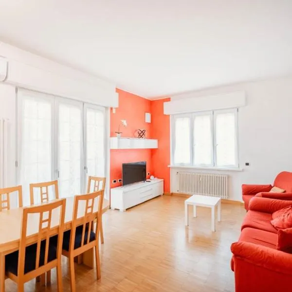 Como-Swiss 15 min - Big Home with Parking - Terrace - Wifi, hotel v destinaci Olgiate Comasco