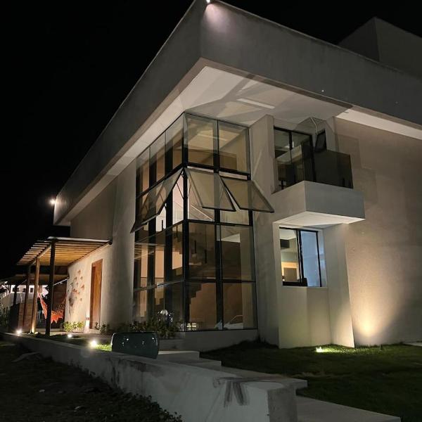 Casa de alto padrão em muro alto
