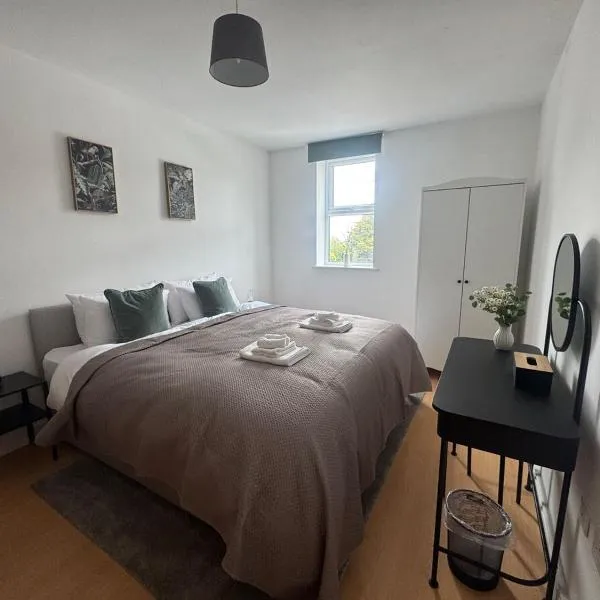 2 bed - 2 bath, gated parking, M62 J27, hotel v destinaci Morley