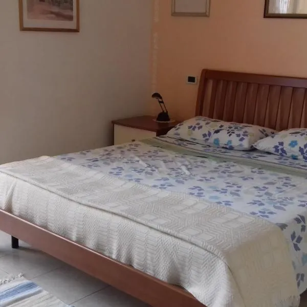 Prestigioso appartamento con piscina, khách sạn ở Lazise