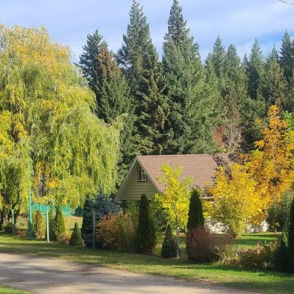 Cozy Cabin, 2 min to the HWY1, hotel v destinaci Tappen