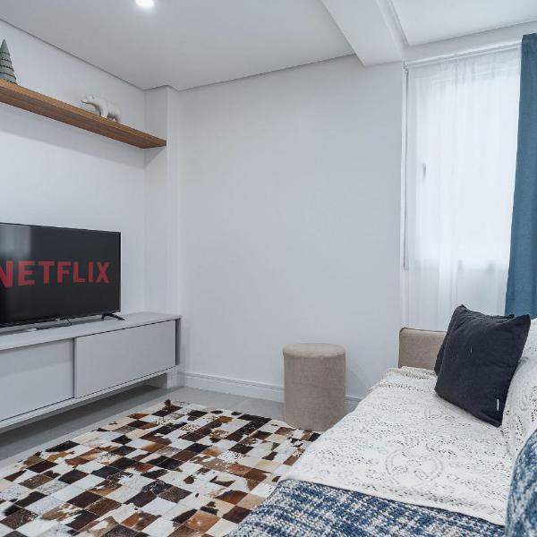 Ap novo 1 dor, super bem localizado com garagem - Foto 2