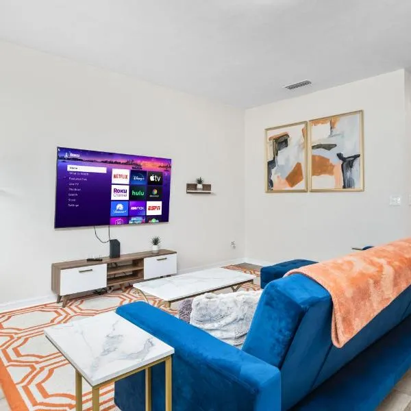 Beautiful Home, Walk to UF, Newly built, hotel in Gainesville