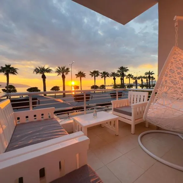Vlorë - GGpremiumstays beachfront ApartHotel - 2 double bedrooms first line exclusive view with 2 balconies、ヴロラのホテル