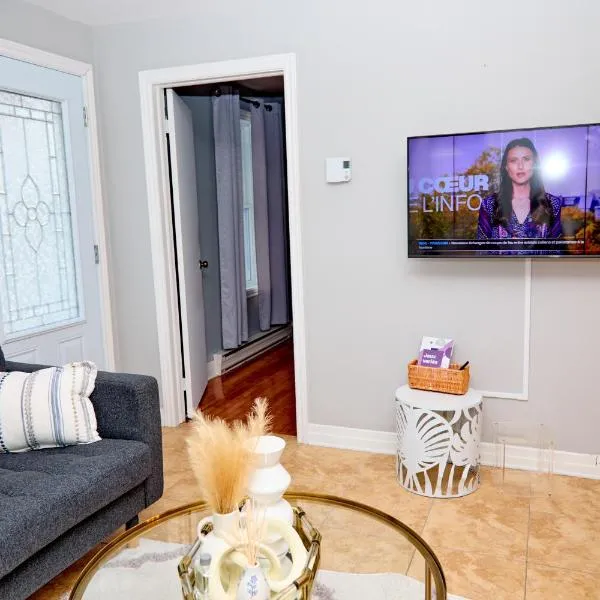 Escapade Familiale - décorée avec amour -Jardin privé bbq, accès facile et autonome, parking gratuit - intimité -Netflix- Maison adorée par les voyageurs-Dispo limitée, hotelli kohteessa Saint-Jean-sur-Richelieu