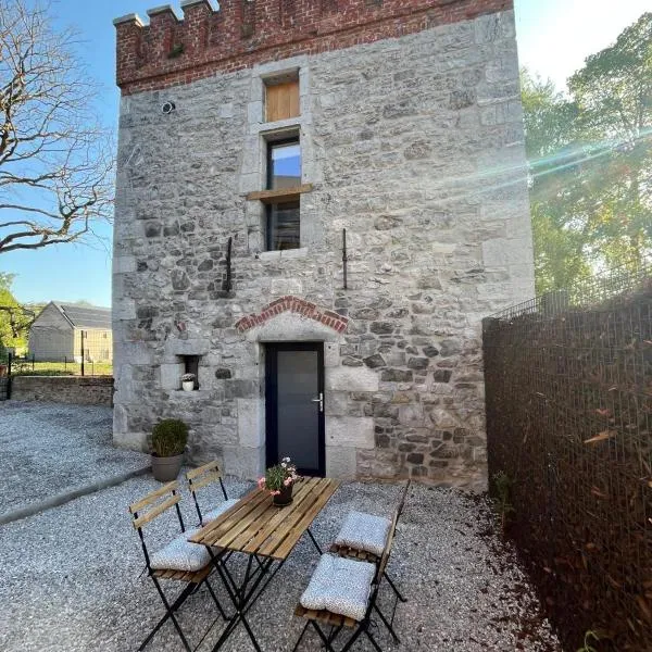 Tour de château à Barbençon, hotel v destinaci Beaumont