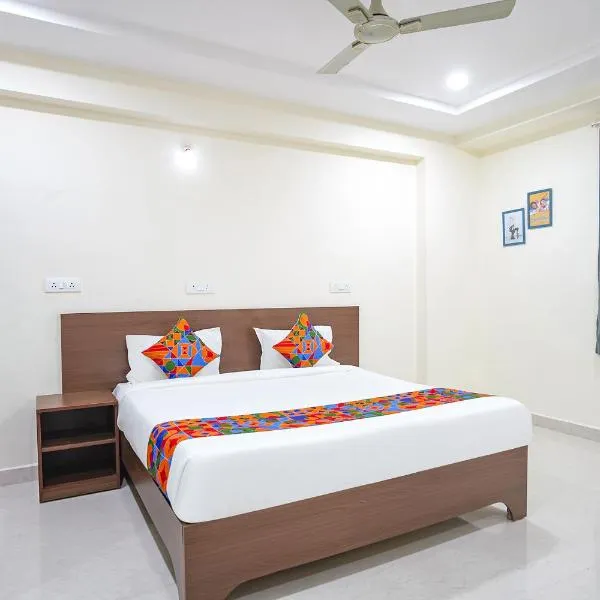 FabHotel Frendz - Nr Hitech City Metro Station, hotel v destinaci Jāmb
