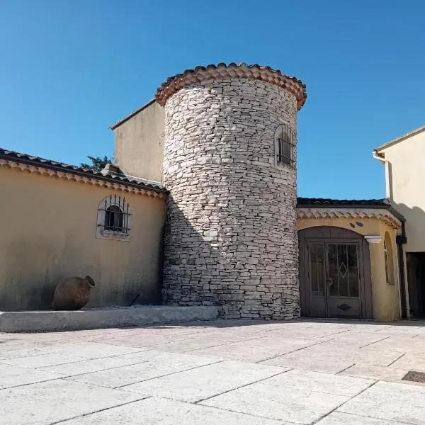 Villa provençale avec jacuzzi, hotel v destinaci Entraigues-sur-la-Sorgue
