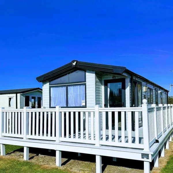 Willerby Castleton,Camber Sands- sleeps 6 Entertainment passes not -included, Hotel in Camber