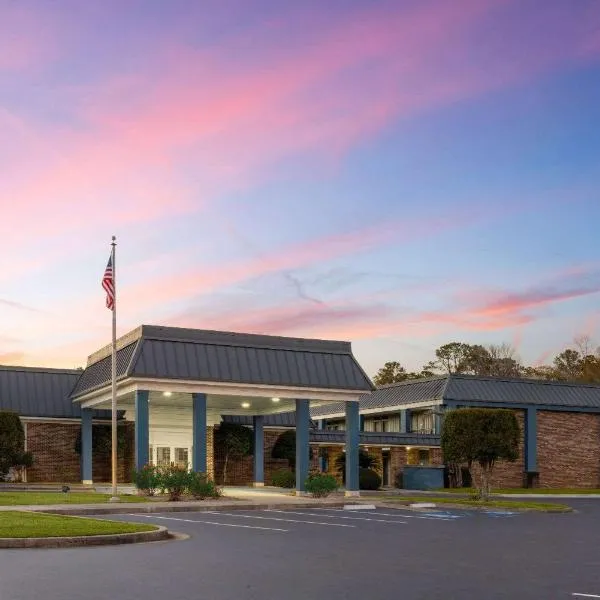 Days Inn by Wyndham Hinesville Near Fort Stewart, Newly Renovated, Free Hot Breakfast, Restaurant and Bar, hotel in Hinesville
