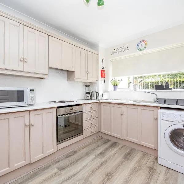 Cosy 2-Bedroom Apartment near Airport, hotel v destinaci Dublin
