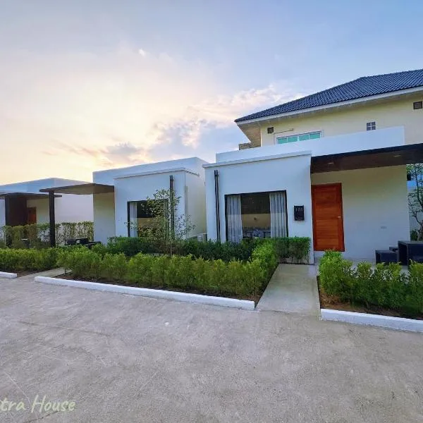 มนต์จันทรา เฮ้าส์, hotel em Khlong Lan