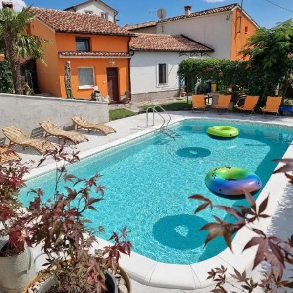 Sweet room with a terrace, hotel v destinaci Roč