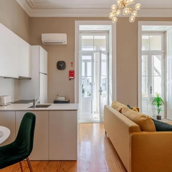 Classic Meets Modern – Downtown Balcony Retreat, hotel v Portu