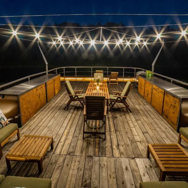 Water Hideout - Floating Villas in Wild Nature，Nowawieś Zbąska的飯店