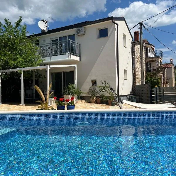 Villa AMore Radini with private pool and parking, hotel v destinácii Brtonigla