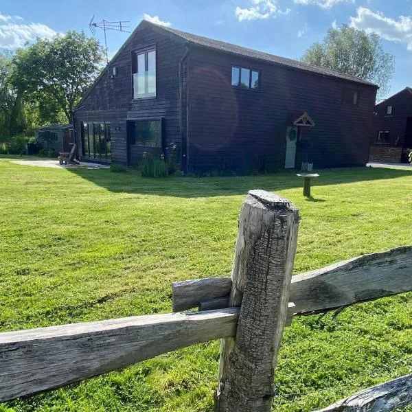 Countryside Barn Close to Kent Vineyards, hotel in Headcorn