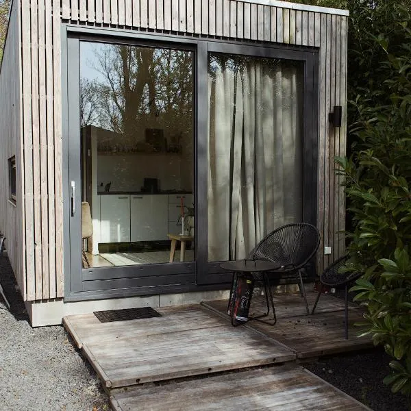 Modern Tiny House op rustig Watersportpark、Elahuizenのホテル