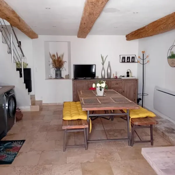 Maison de village entièrement rénovée avec goût, hotel v destinácii Sillans-la Cascade