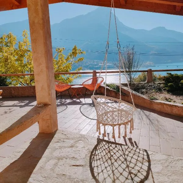 Le Panoramique du Plongeoir - T4 spacieux de 90m2 avec grande terrasse vue sur le lac de Serre Ponçon, ξενοδοχείο σε Savines
