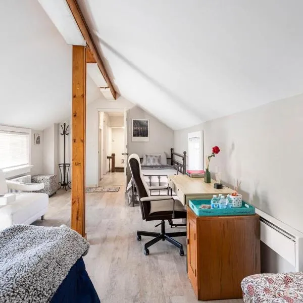 Heart of Historic Wurtsboro Suite 6: Wurtsboro şehrinde bir otel