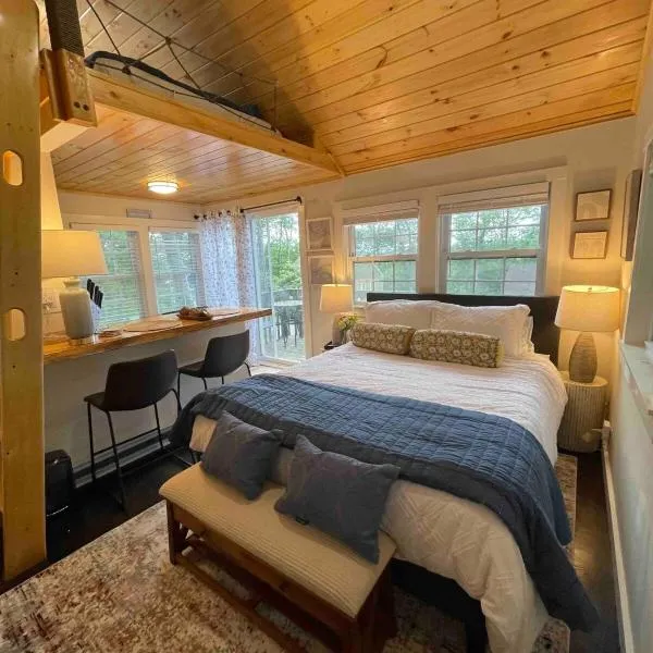 Cheerful Cottage with Loft Close to Everything 6, hotell sihtkohas Edgecomb