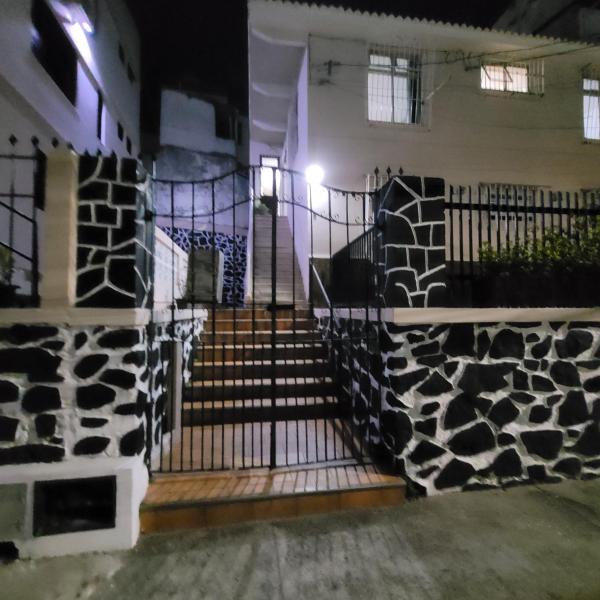 casa em rua tranquila a 200 metros do agito do Rio Vermelho e praia