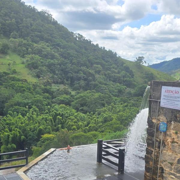 Cobertura Vilarejo das Cachoeiras com linda vista!