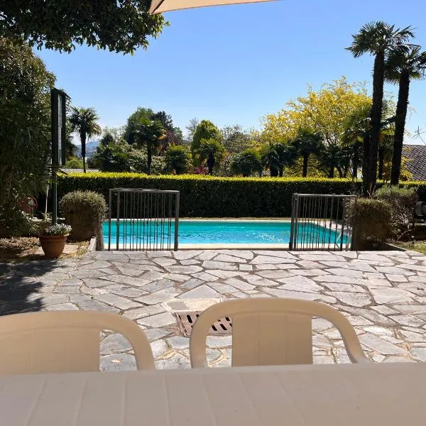 Villa Santa Chiara Lesa - appartamento vista lago con piscina, hotel em Lesa