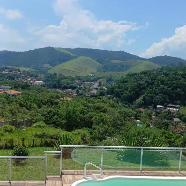CASA BELA - a 350m do Centro de Miguel Pereira com piscina e churrasqueira 12 pessoas, hotel in Miguel Pereira