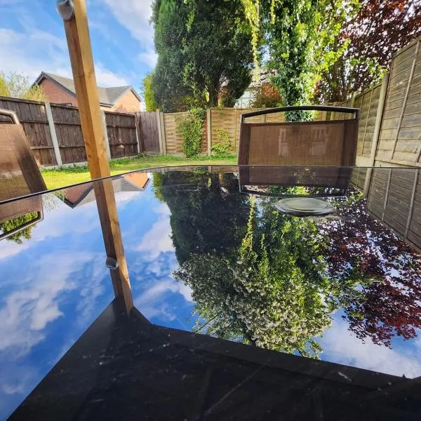 Newly Refurbished 3 Bedroom House with Lovely Garden, hotel in Bolton