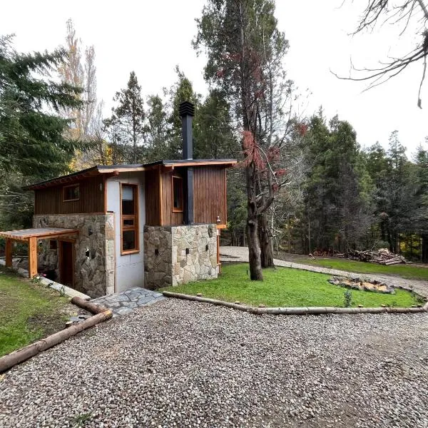LOS HUEMULES - casa nueva en medio del bosque y a pasos del centro de la ciudad-, hotel em San Carlos de Bariloche