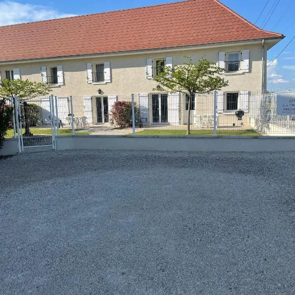 Aux champs Pressinois, hotel u gradu 'Pressins'