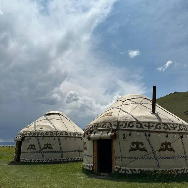 Yurt camp Asman at Song Kol lake, hotel in Akchiy