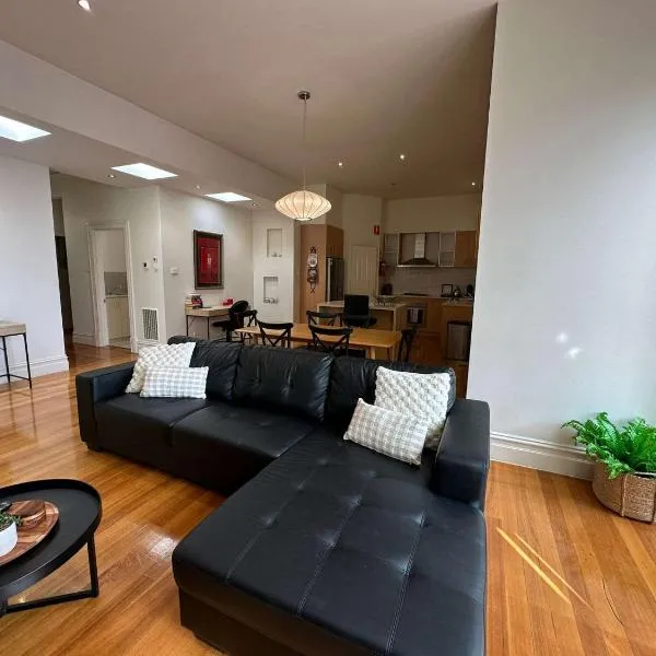 Central Geelong Retreat Sleeps 6, hotel di Geelong