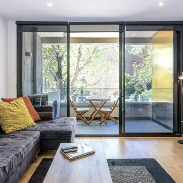 Cosmo Stays- Designer Apartment Fabulous Location、メルボルンのホテル
