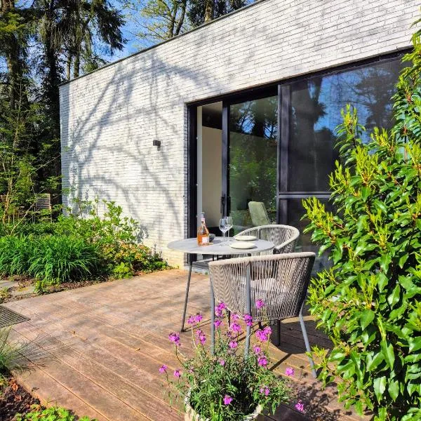 Studio Herman met buitenterras in Kapellenbos, bij de Kalmthoutse Heide, hotel v destinaci Kapellen