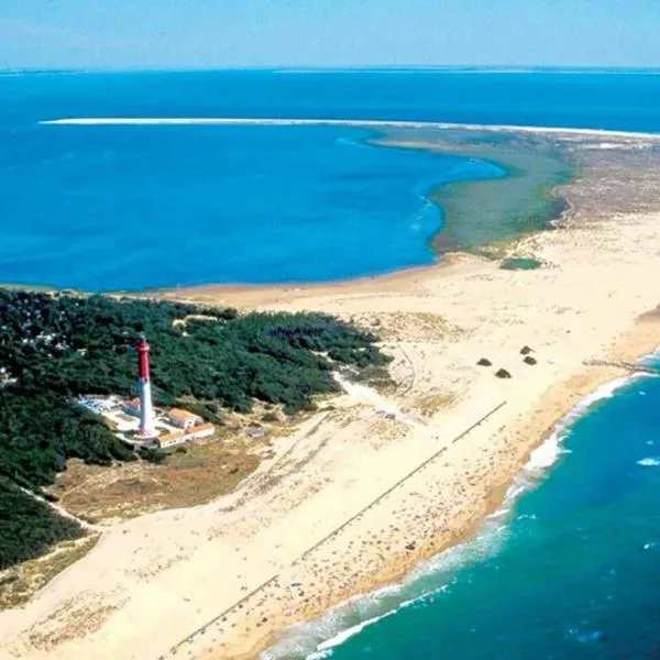 MobilHome climatisé 3 chambres 2 salles de bain, camping 4 étoiles, Les Charmettes, hotel a Les Mathes