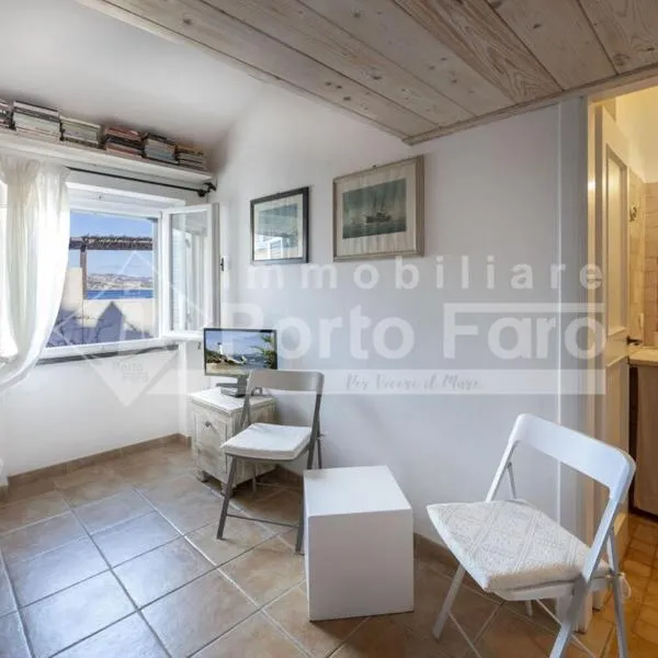 Monolocale mansardato sulla spiaggia di Porto Faro, hotel v Palau