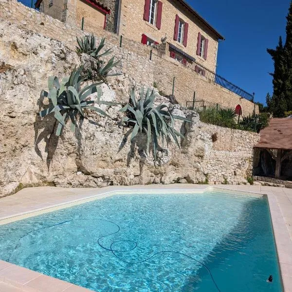 Maison de campagne 8 couchages avec piscine et lacs, hotel in Sainte-Radegonde