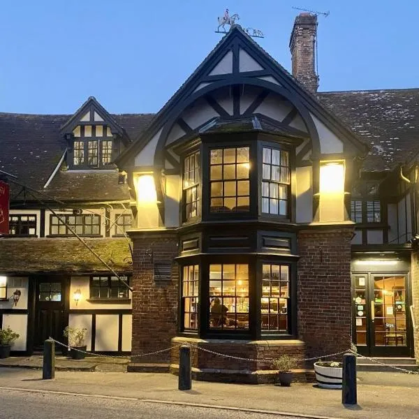 The Talbot and apartment, hotelli kohteessa Iwerne Minster